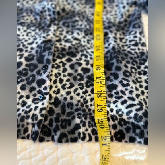 Cashmere Madison Gray and Black Animal Print Cardigan Women’s Medium #CBK - Picture 5 of 5